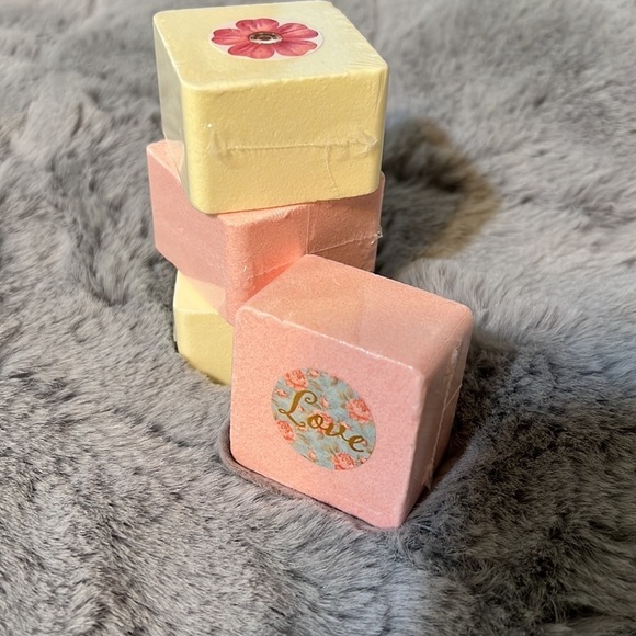 Vanilla and Rose Bath Bomb Set - Picture 5 of 5